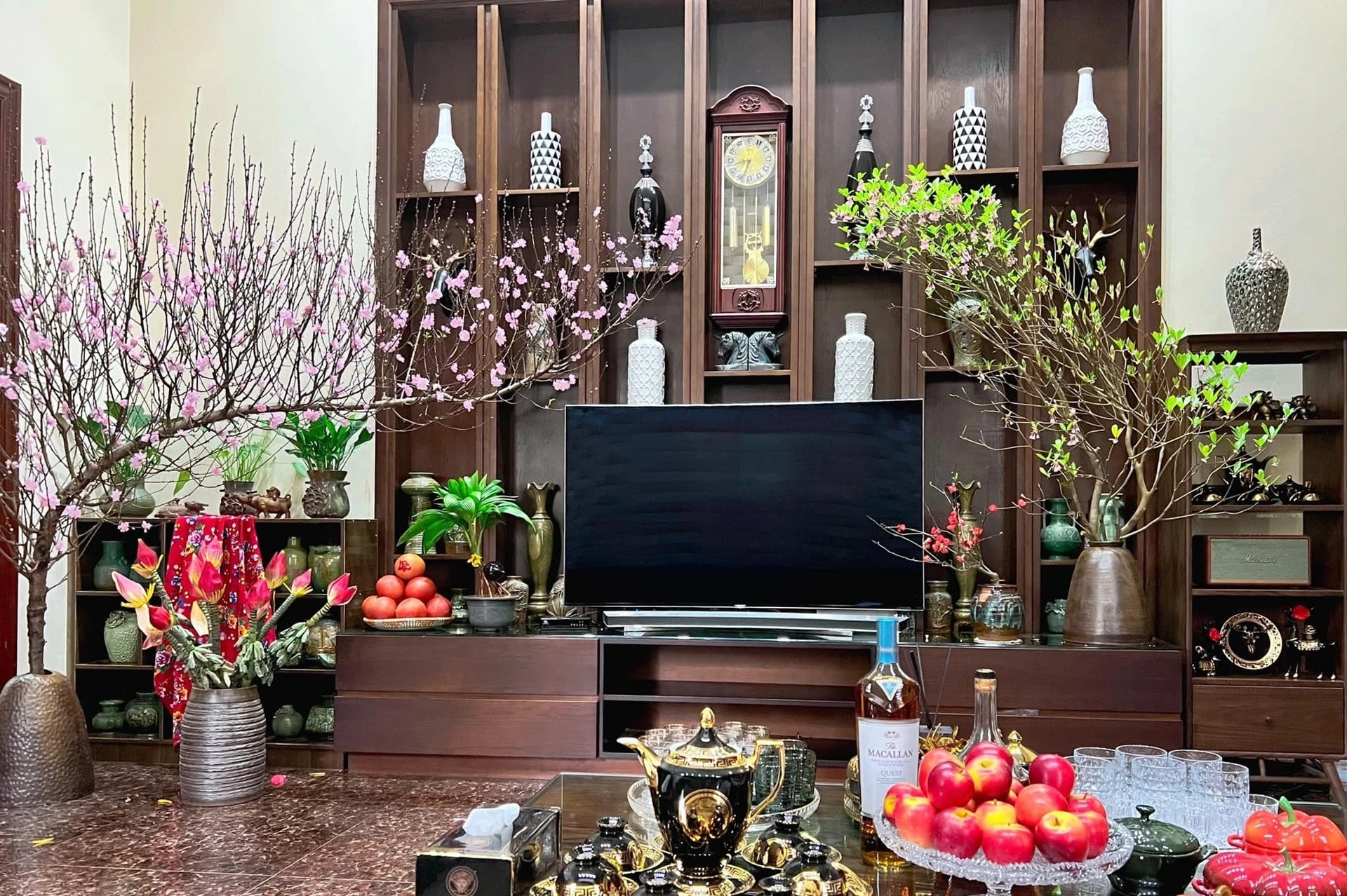Cách chọn và cắm cành đào huyền nở đẹp đúng mùng 1 Tết