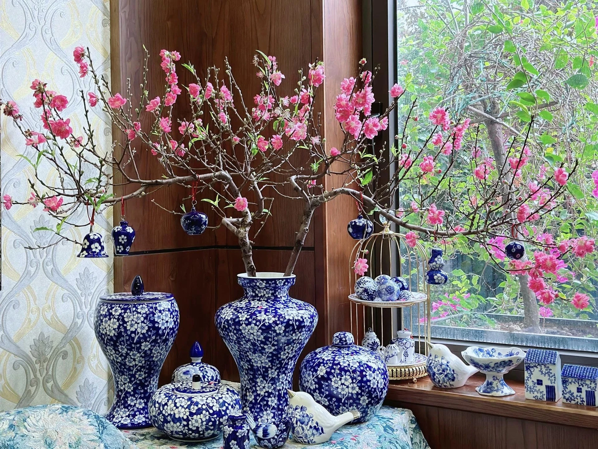 Cách chọn và cắm cành đào huyền nở đẹp đúng mùng 1 Tết