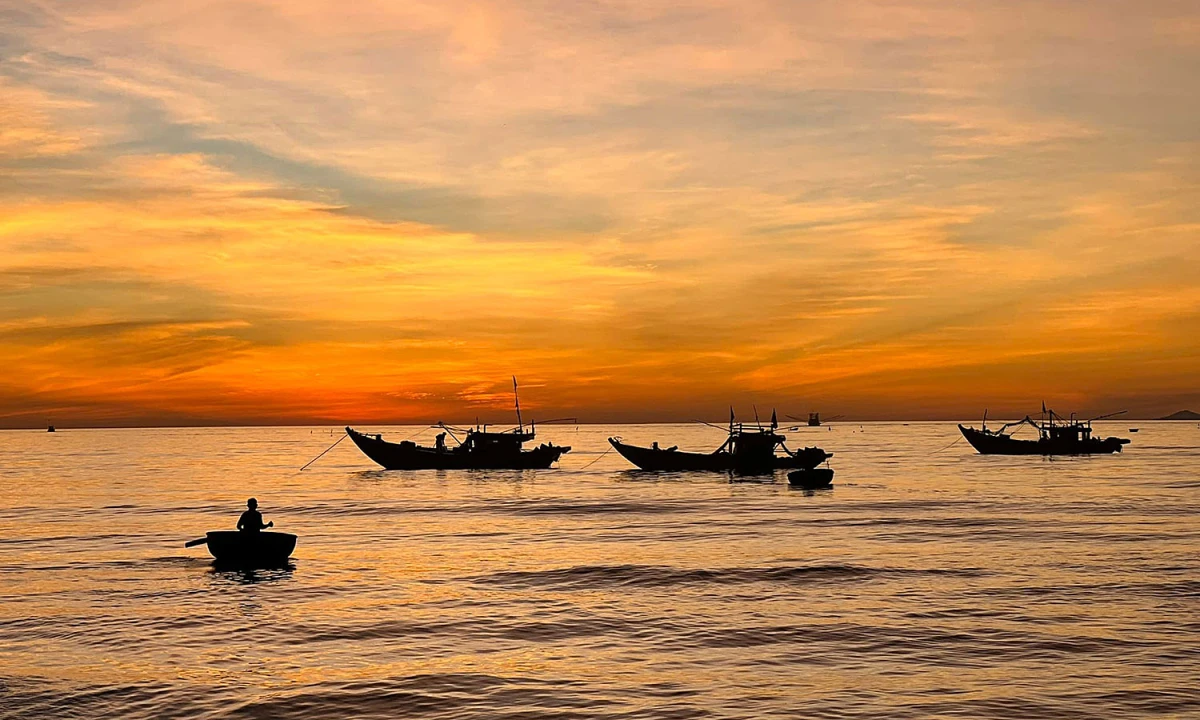 Bình minh trên biển Nhân Trạch | Phongnha Discovery Tours