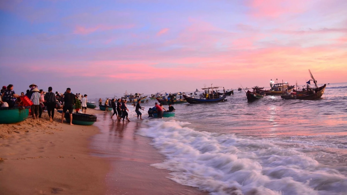 Bình minh trên biển Nhân Trạch | Phongnha Discovery Tours